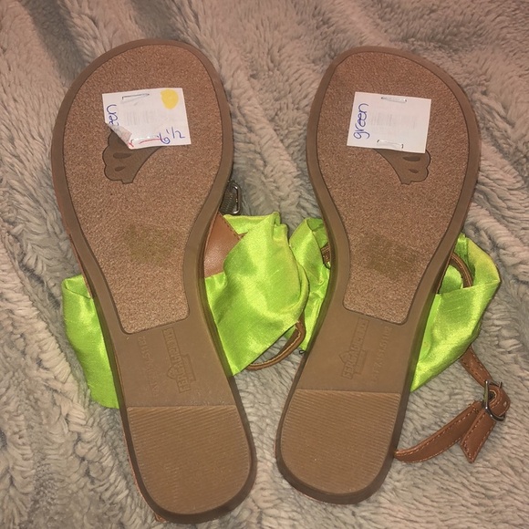 NWT Fergalicious by Fergie T-strap Sandals, size 6.5 - Picture 4 of 7